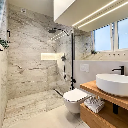 New Modern Art Loft Apartment, Center דירה