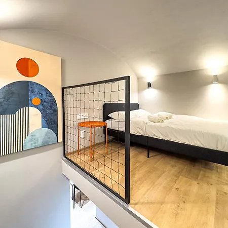 New Modern Art Loft Apartment, Center