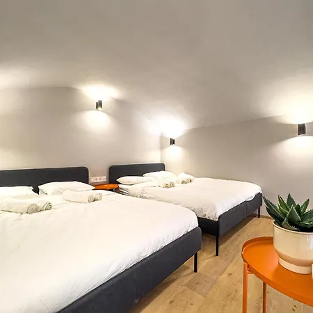 New Modern Art Loft Apartment, Center דירה *